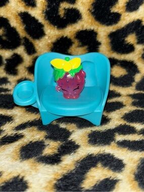shopkins season 9 strawberry kiss (sale ENDS Oct 4th, 12 AM EST)